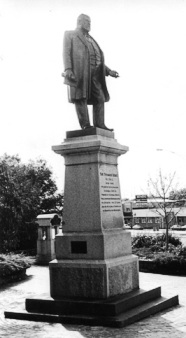 Thomas Bent statue on pedestal